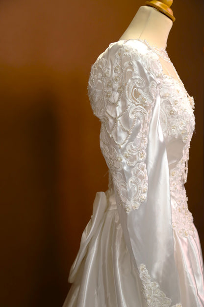 Robe de mariée avec longue traine, perles et épaulettes