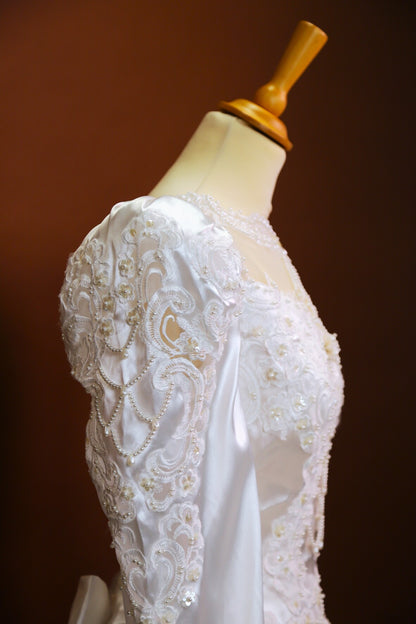 Robe de mariée avec longue traine, perles et épaulettes