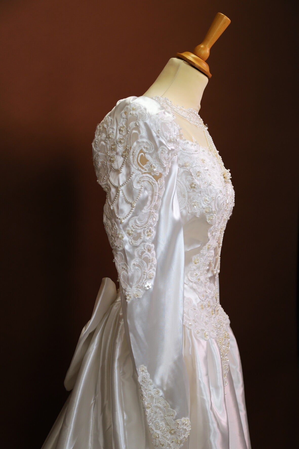 Robe de mariée avec longue traine, perles et épaulettes