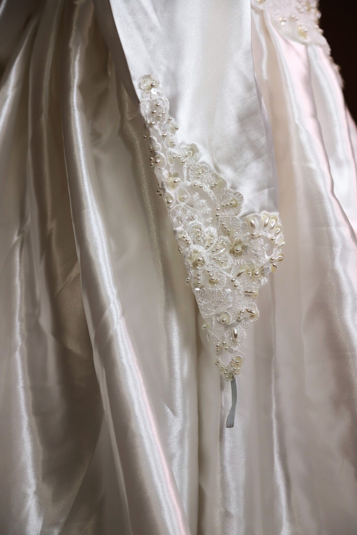 Robe de mariée avec longue traine, perles et épaulettes