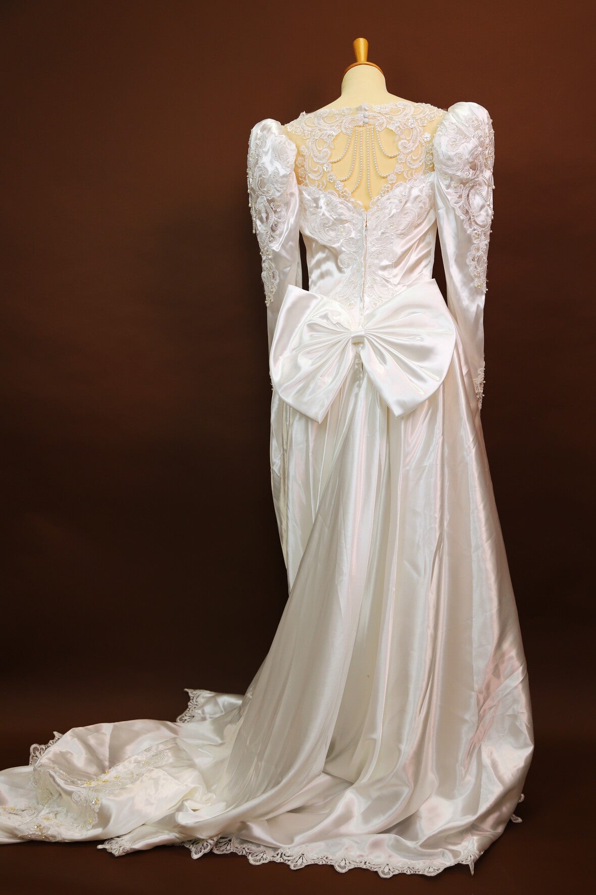 Robe de mariée avec longue traine, perles et épaulettes