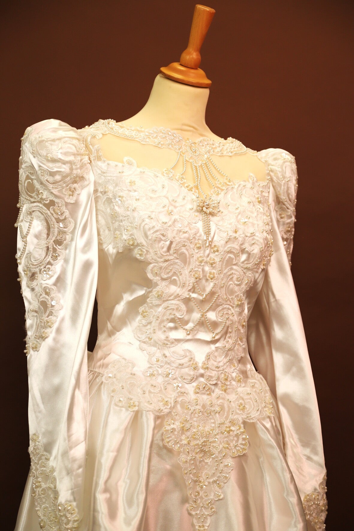 Robe de mariée avec longue traine, perles et épaulettes