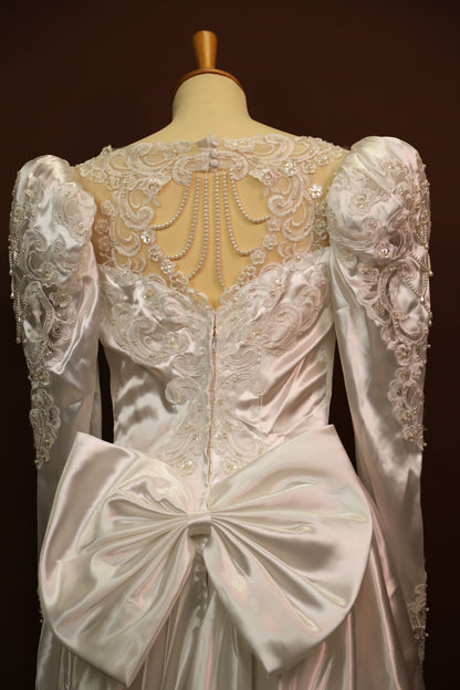 Robe de mariée avec longue traine, perles et épaulettes