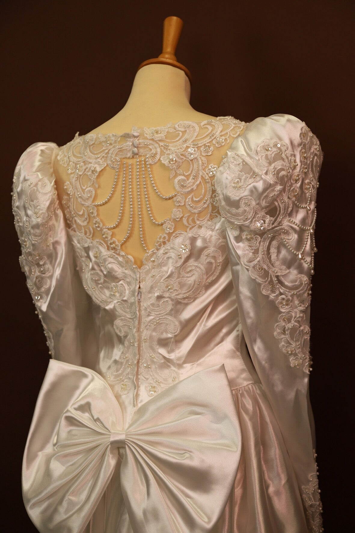 Robe de mariée avec longue traine, perles et épaulettes