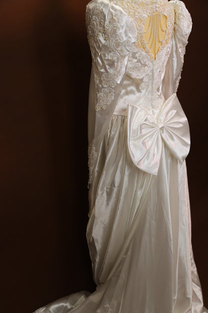 Robe de mariée avec longue traine, perles et épaulettes