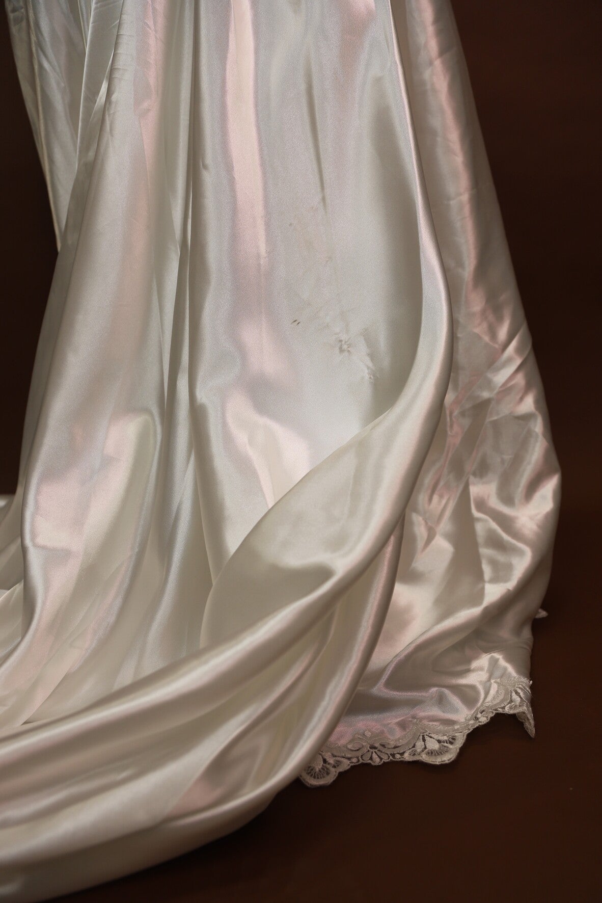 Robe de mariée avec longue traine, perles et épaulettes