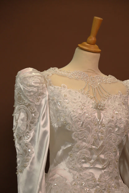 Robe de mariée avec longue traine, perles et épaulettes