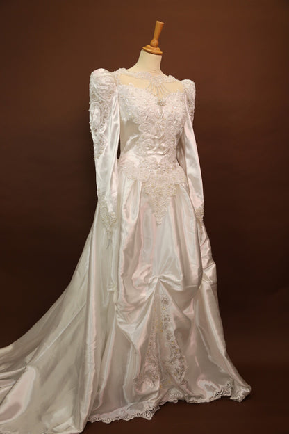 Robe de mariée avec longue traine, perles et épaulettes