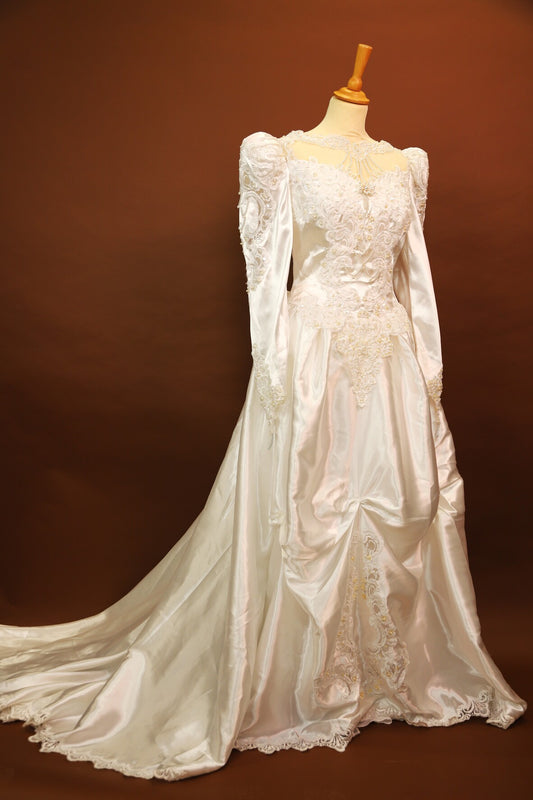 Robe de mariée avec longue traine, perles et épaulettes