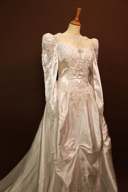 Robe de mariée avec longue traine, perles et épaulettes