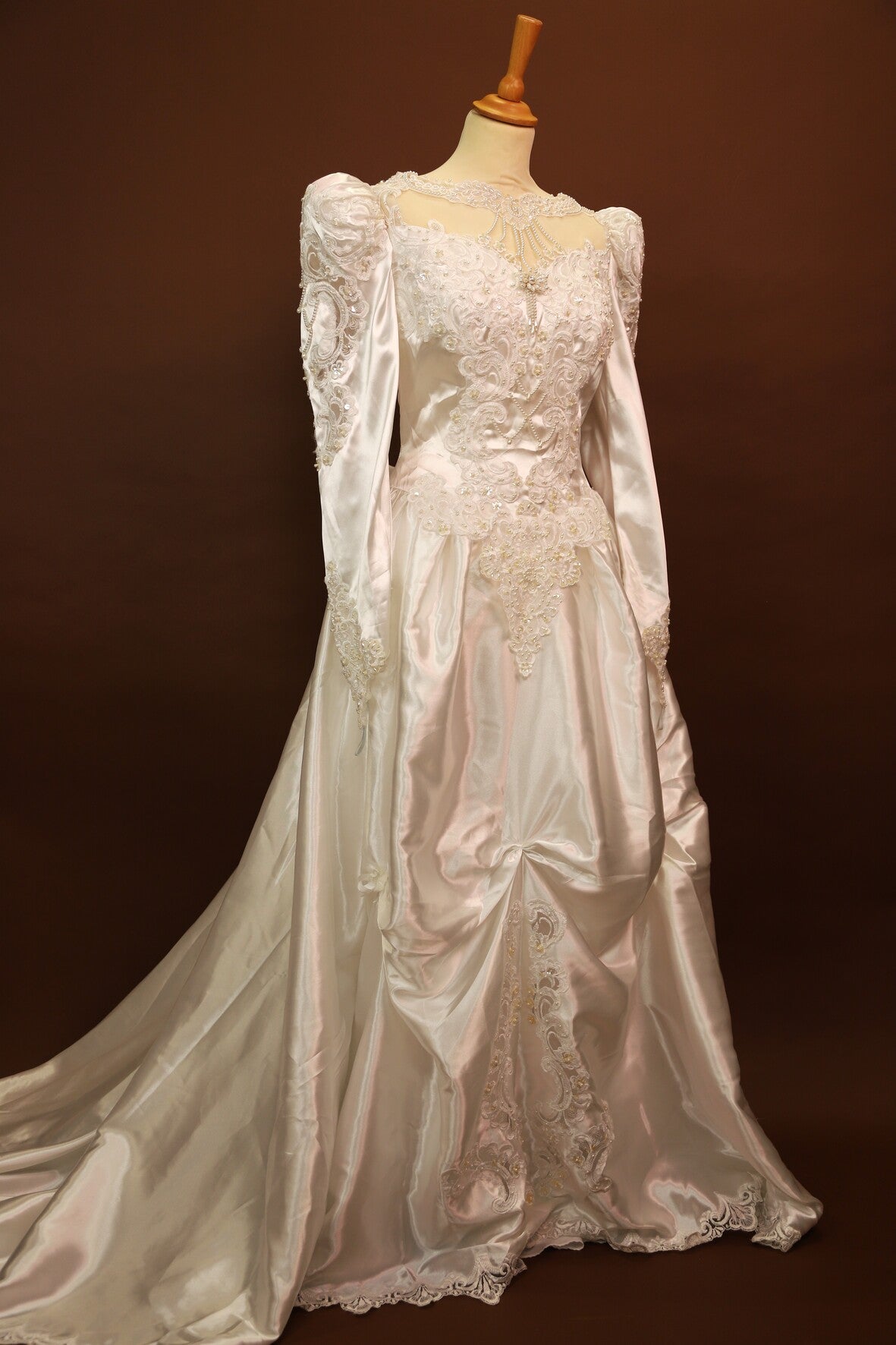 Robe de mariée avec longue traine, perles et épaulettes