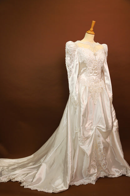 Robe de mariée avec longue traine, perles et épaulettes