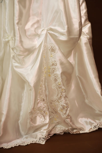 Robe de mariée avec longue traine, perles et épaulettes