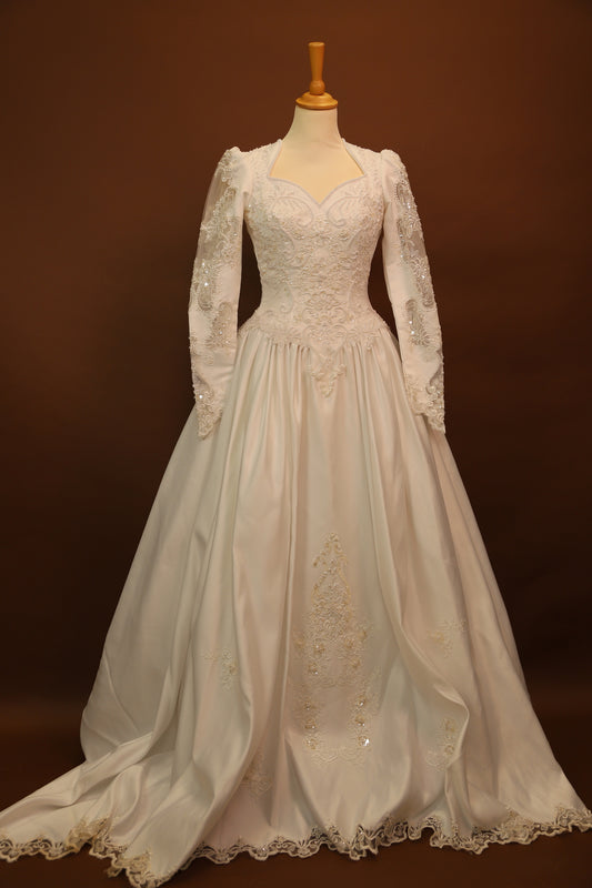 Robe de mariée avec longue traine, perles et arabesques