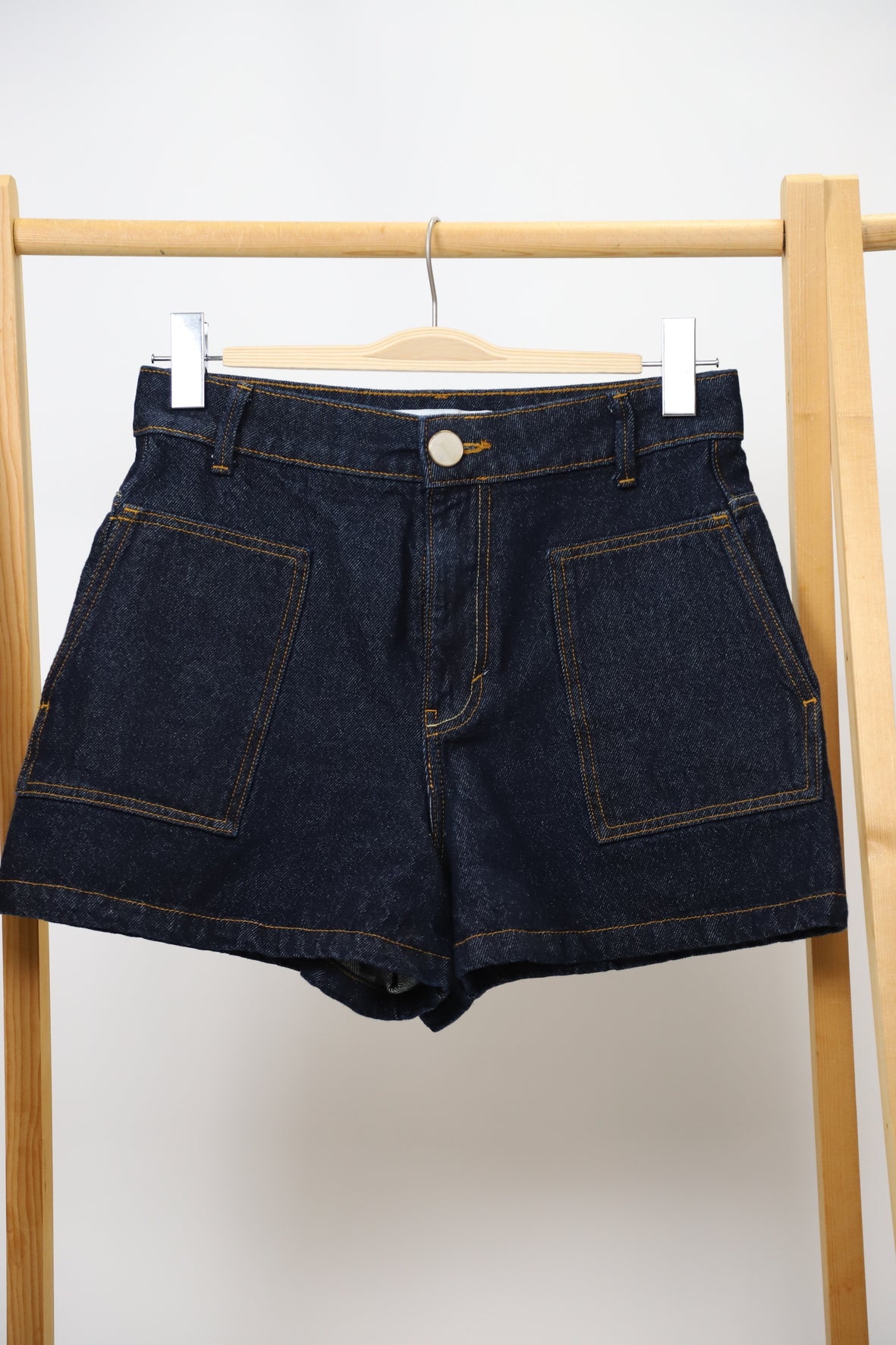 Short bleu brut ZARA, avec 2 fausses poches à l'arrière, bouton nacré, Taille M/38