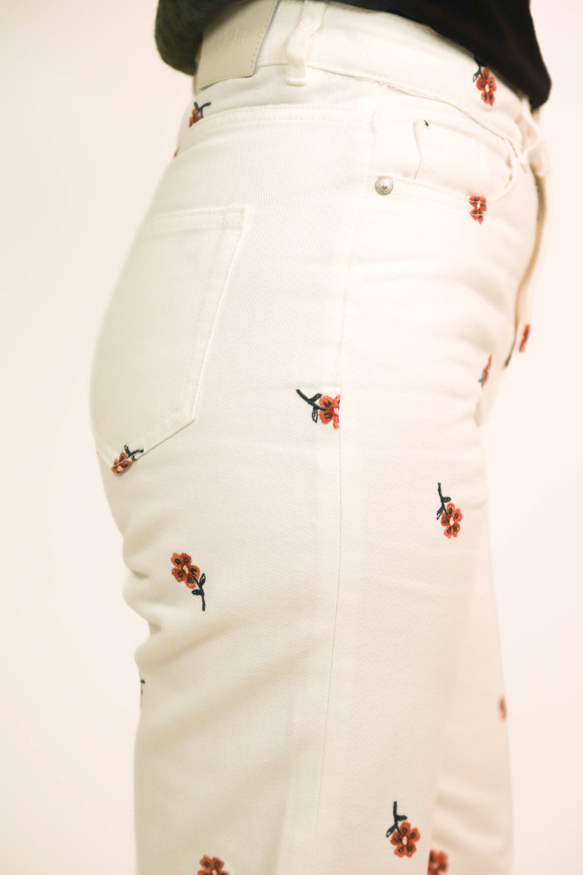 Jean blanc jambes larges avec motifs fleurs BZB Taille XS