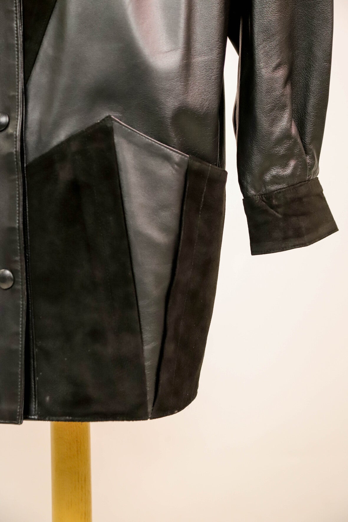 Veste noire en cuir et daim  Pelleteries Fourrures du Grand Noir Taille M - PEPITE !
