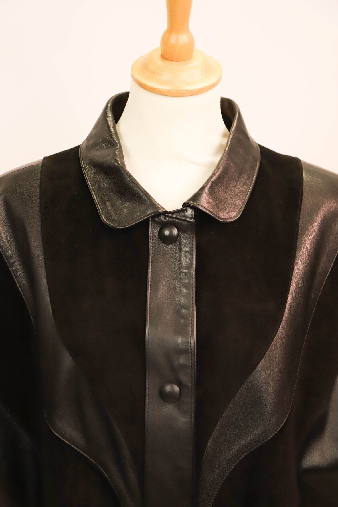 Veste noire en cuir et daim  Pelleteries Fourrures du Grand Noir Taille M - PEPITE !
