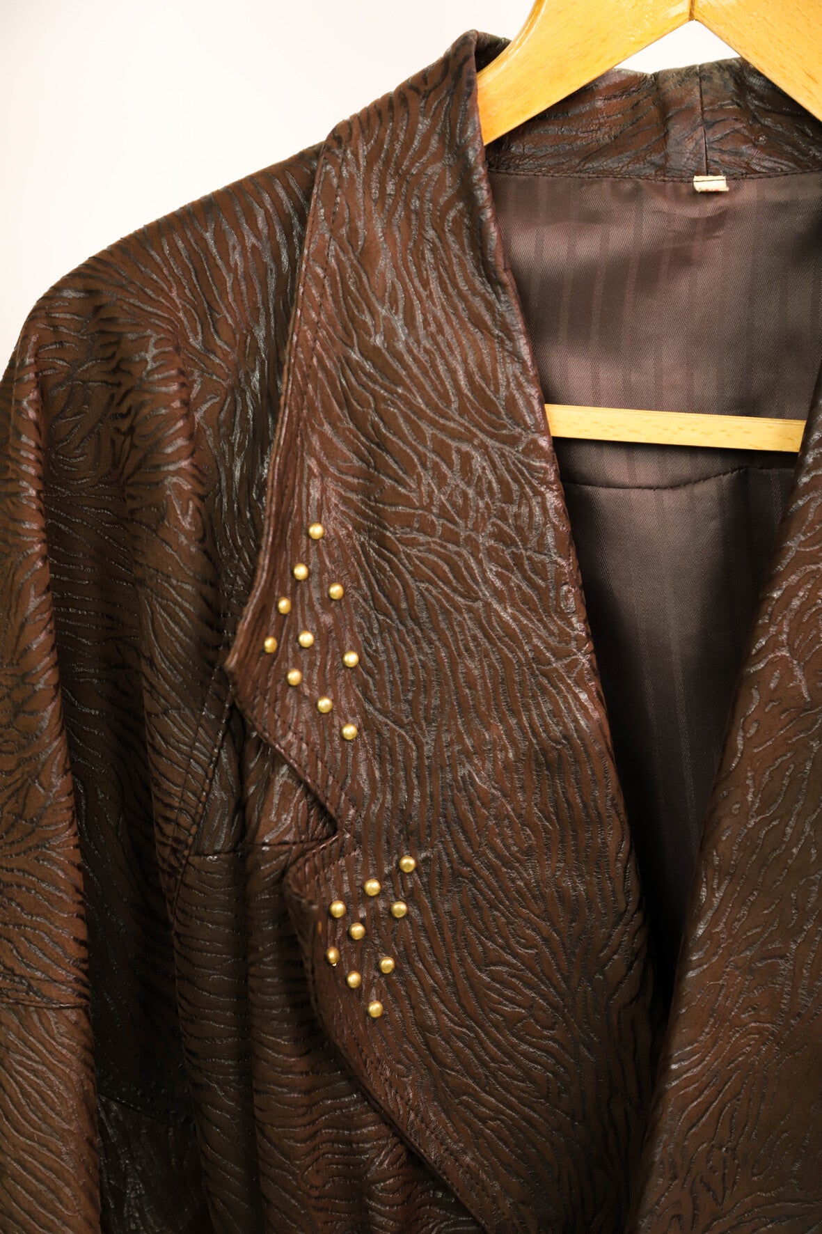Veste marron en cuir, effet zébré en relief, clous dorés - Mieles Jomo Taille M