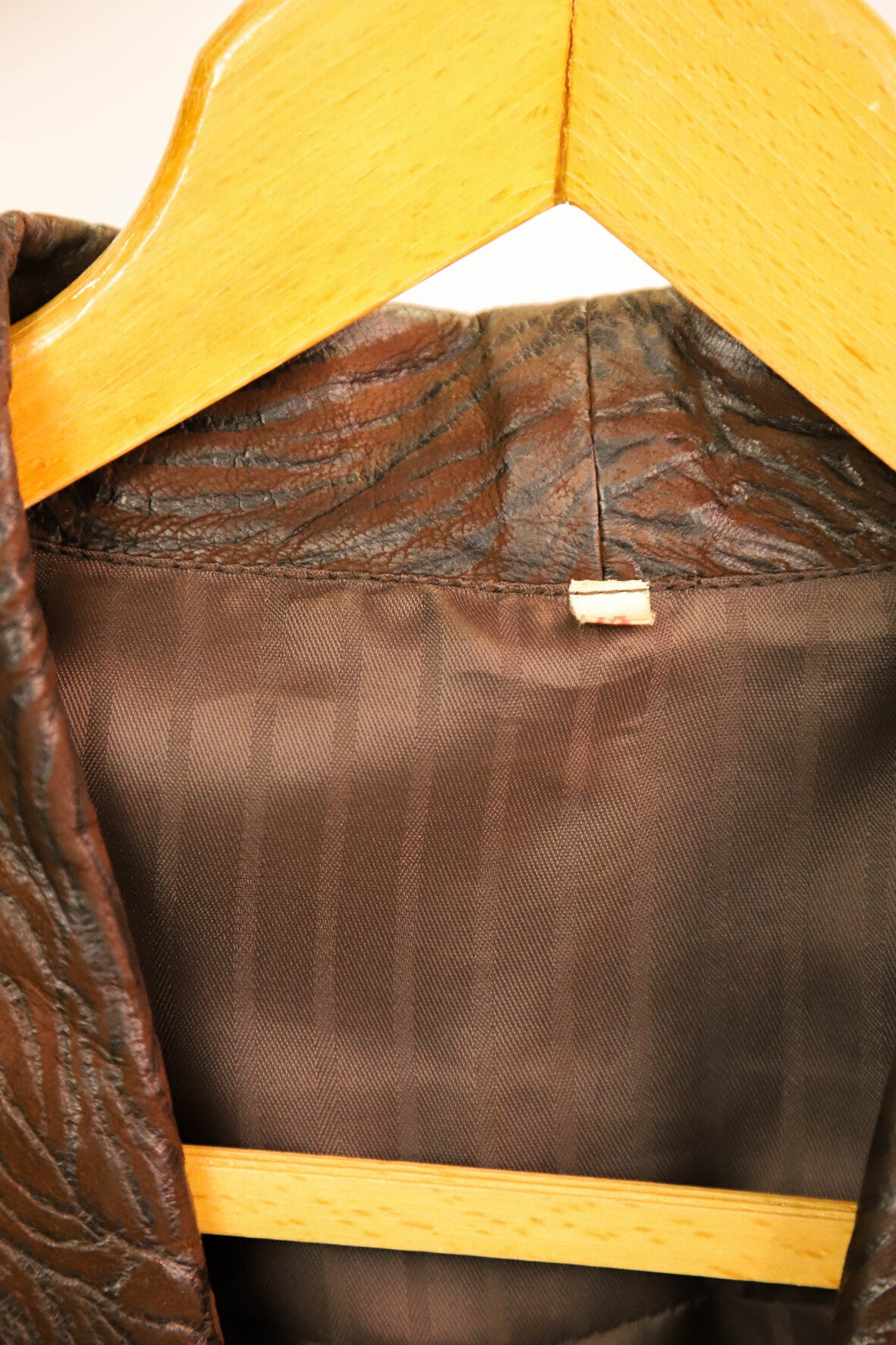 Veste marron en cuir, effet zébré en relief, clous dorés - Mieles Jomo Taille M